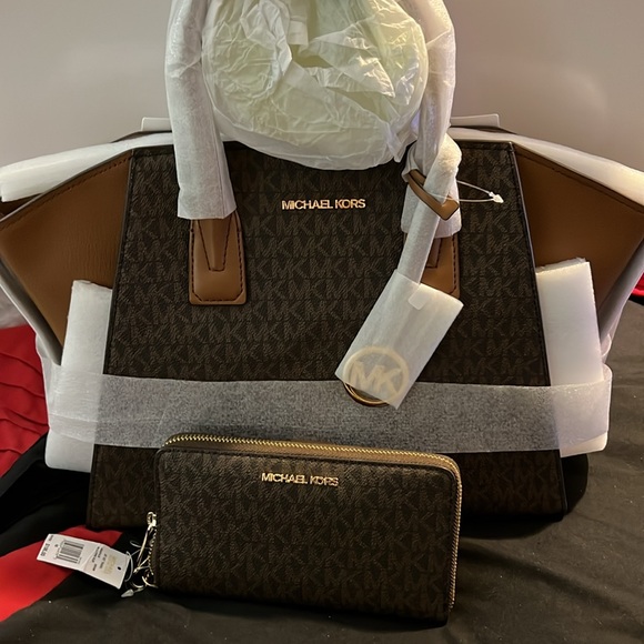 Jet set brand new with tags satchel and matching wallet! Comes with strap! - Picture 2 of 12